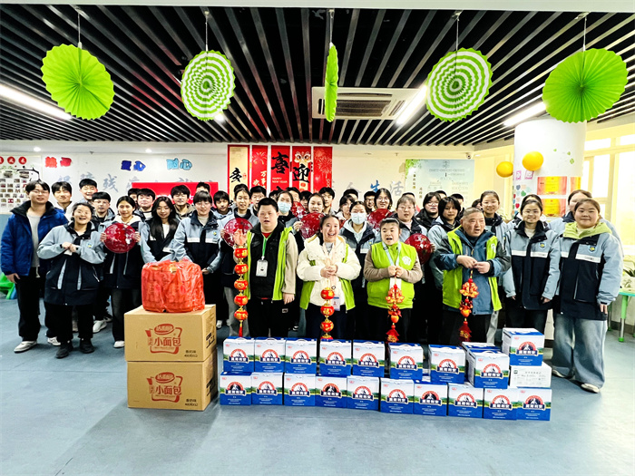 合肥七中高一(24)班走进智爱阳光家园传递爱心(图4) 合肥七中高一(24)班走进智爱阳光家园传递爱心(图4)