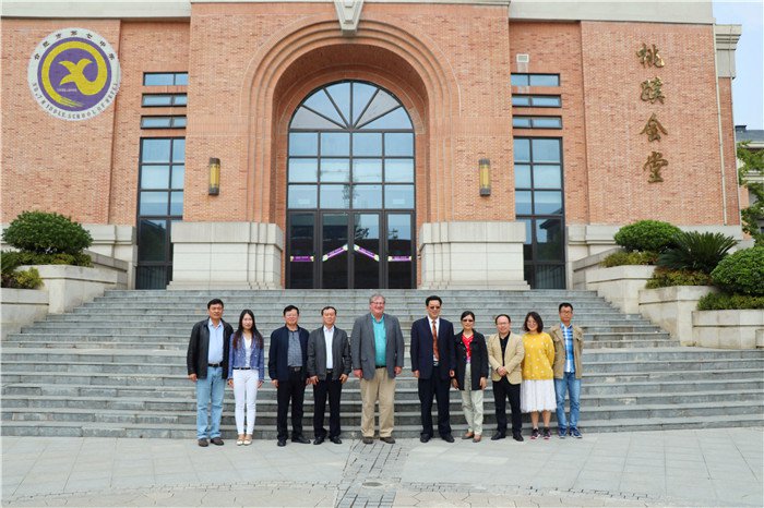 故友重逢游新校,名师东来送真经(图1)