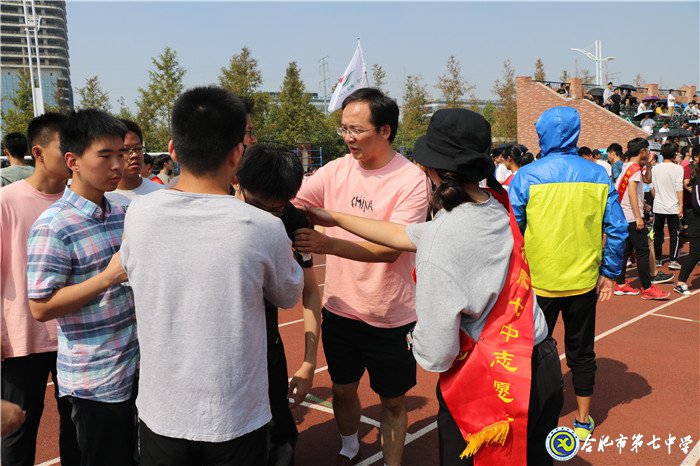 韧性坚持5000米赛场 呵护凝聚班集体精神(图9)