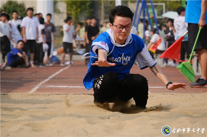 韧性坚持5000米赛场 呵护凝聚班集体精神(图3)