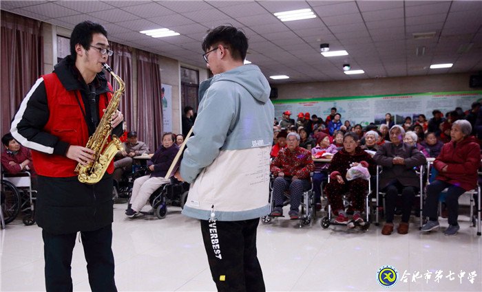 安徽商报:合肥七中爱心志愿者服务队用“爱”温暖孤残老人(图2)