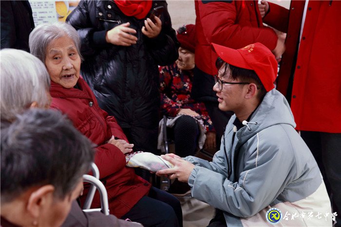 安徽商报:合肥七中爱心志愿者服务队用“爱”温暖孤残老人(图4)