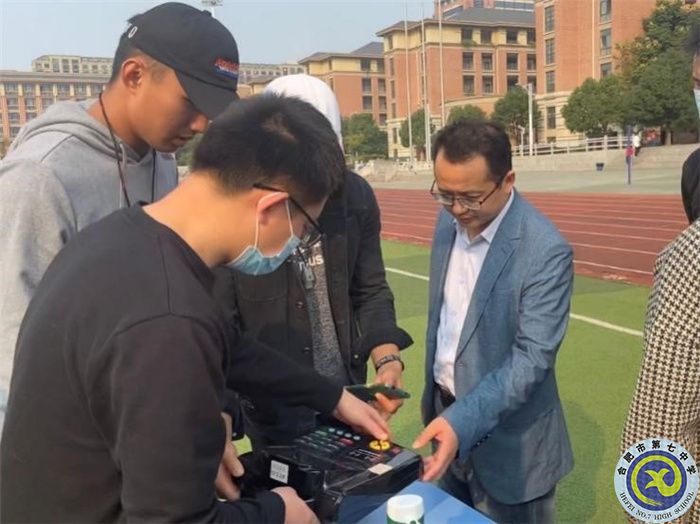 张永剑副校长现场检查体测设备.jpg 张永剑副校长现场检查体测设备.jpg