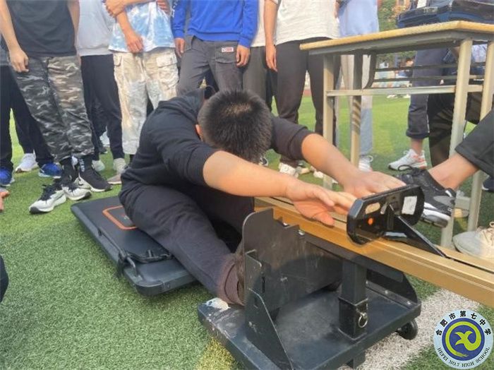 学生进行坐位体前屈测试.jpg 学生进行坐位体前屈测试.jpg