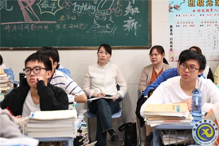 陈文静主任和王爱华组长听课中.jpg 陈文静主任和王爱华组长听课中.jpg