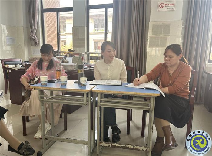 陈文静主任、王爱华组长和牛淼老师进行反馈与评价.jpg 陈文静主任、王爱华组长和牛淼老师进行反馈与评价.jpg