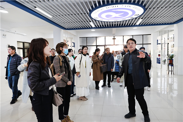 刘先群副校长带领与会教师参观鸿采馆.jpg 刘先群副校长带领与会教师参观鸿采馆.jpg