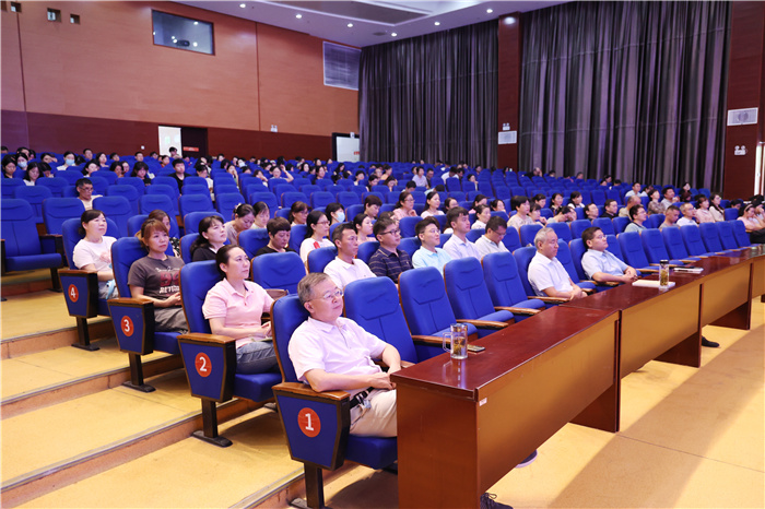 合肥七中召开2024-2025学年第一学期全体教职工大会(图2) 合肥七中召开2024-2025学年第一学期全体教职工大会(图2)