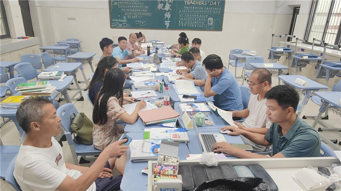 数学组集体备课.jpg 数学组集体备课.jpg