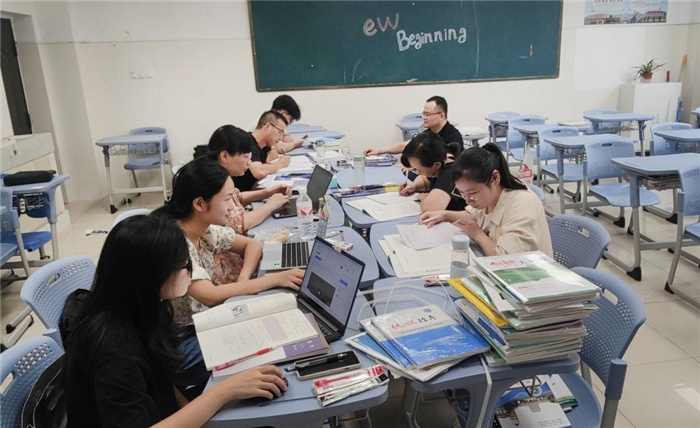 化学组集体备课.jpg 化学组集体备课.jpg