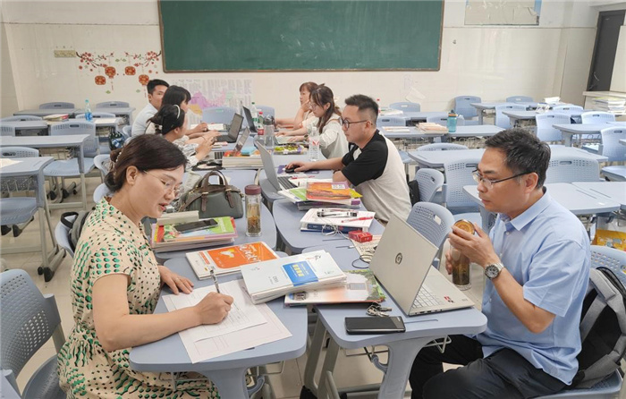 政治组集体备课.jpg 政治组集体备课.jpg