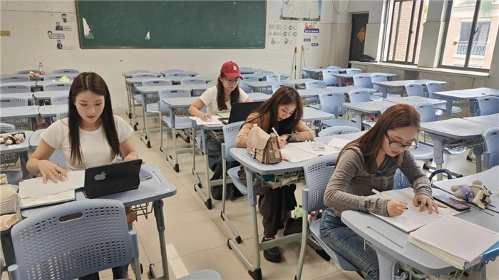 艺术组集体备课.jpg 艺术组集体备课.jpg