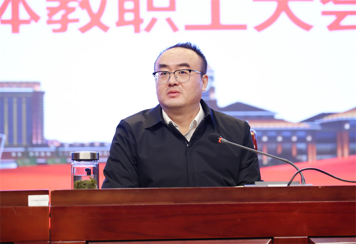 胡晨.jpg 胡晨.jpg