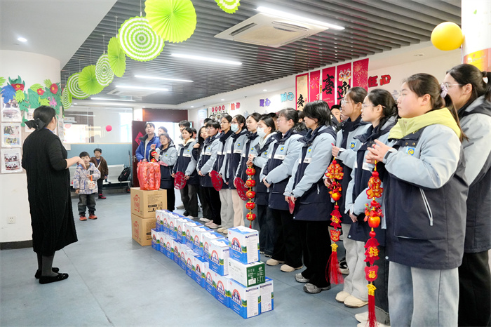 合肥七中高一(24)班走进智爱阳光家园传递爱心(图3) 合肥七中高一(24)班走进智爱阳光家园传递爱心(图3)