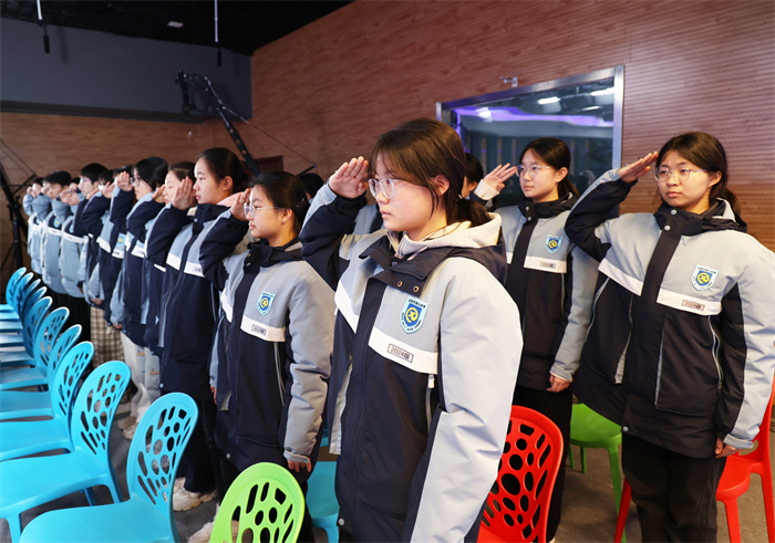 合肥七中举行2024-2025学期第二学期第三次升旗仪式暨行为习惯养成教育月启动仪式(图3)