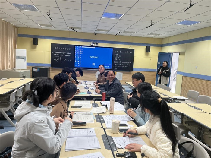 集体评课环节.jpg 集体评课环节.jpg