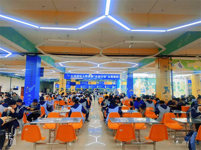 食堂用餐.jpg 食堂用餐.jpg