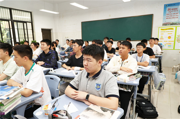 见证巍峨中华：合肥七中师生集中观看纪念抗战胜利80周年阅兵仪式(图3)