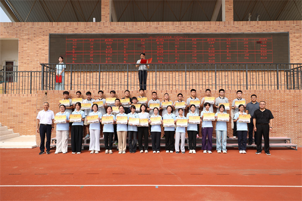 国旗下,暖流涌动!合肥七中隆重表彰身边榜样(图8) 国旗下,暖流涌动!合肥七中隆重表彰身边榜样(图8)