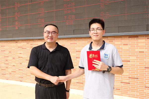 胡晨书记和吴子杰同学.jpg 胡晨书记和吴子杰同学.jpg