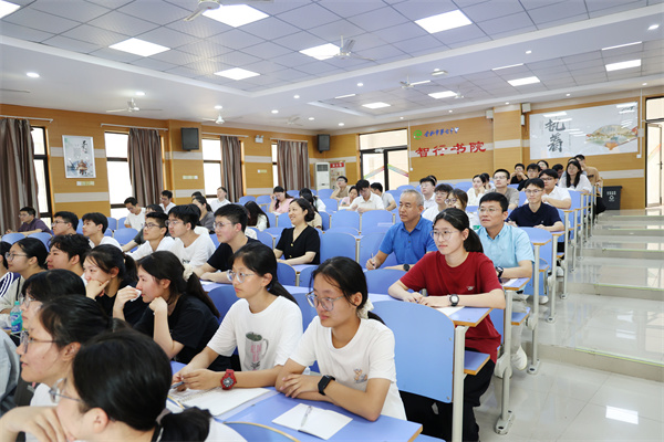 合肥七中教师节主题班会温情落幕(图1)