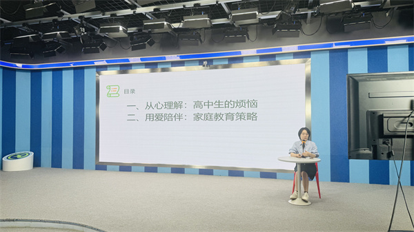 谢新秀老师发言.jpg 谢新秀老师发言.jpg