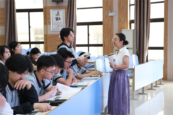 陈芃芃老师.jpg 陈芃芃老师.jpg