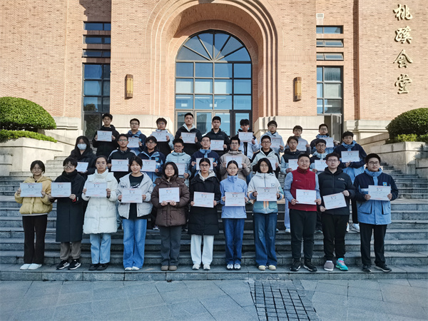 颁奖.jpg 颁奖.jpg